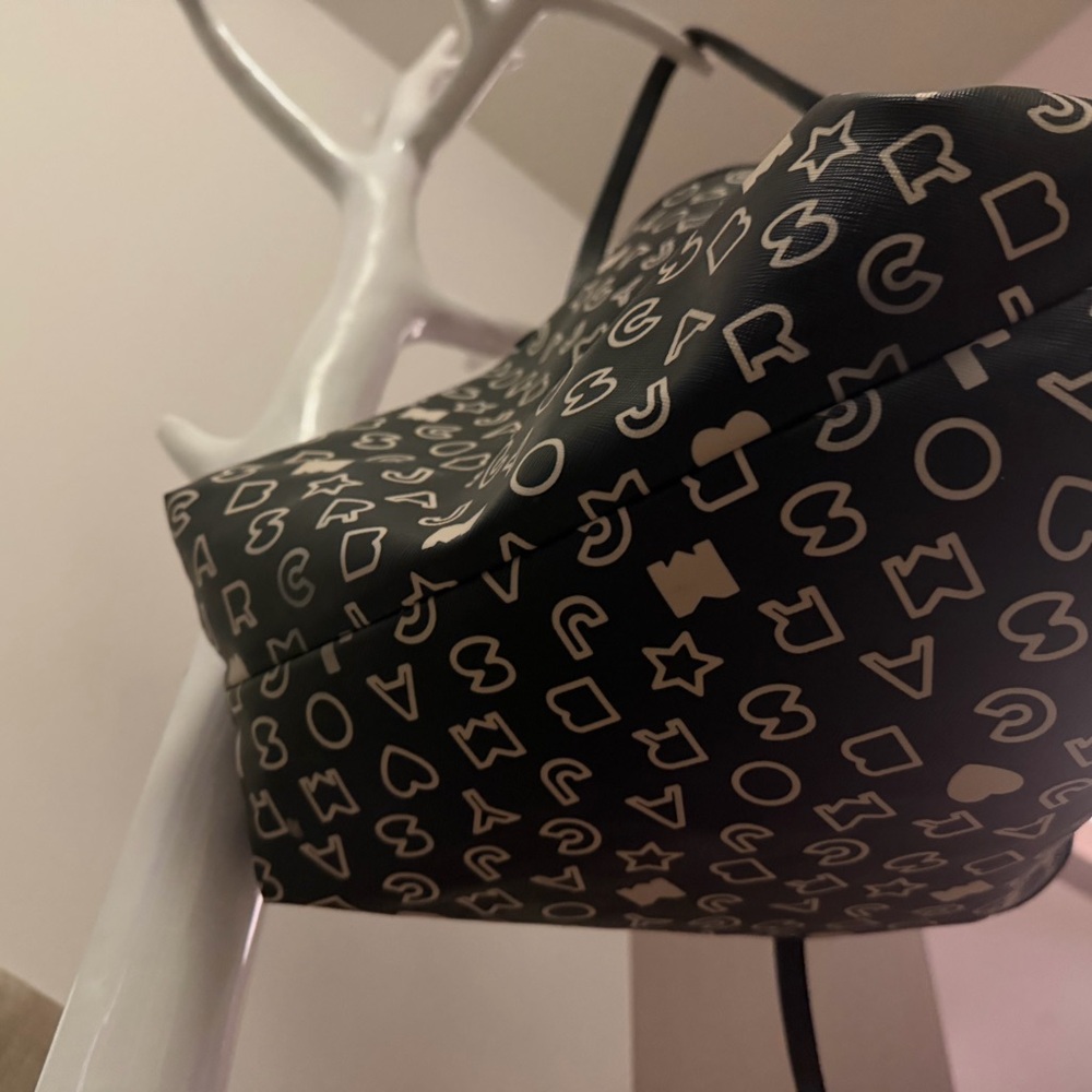 Marc Jacobs Tote! - Picture 3 of 5